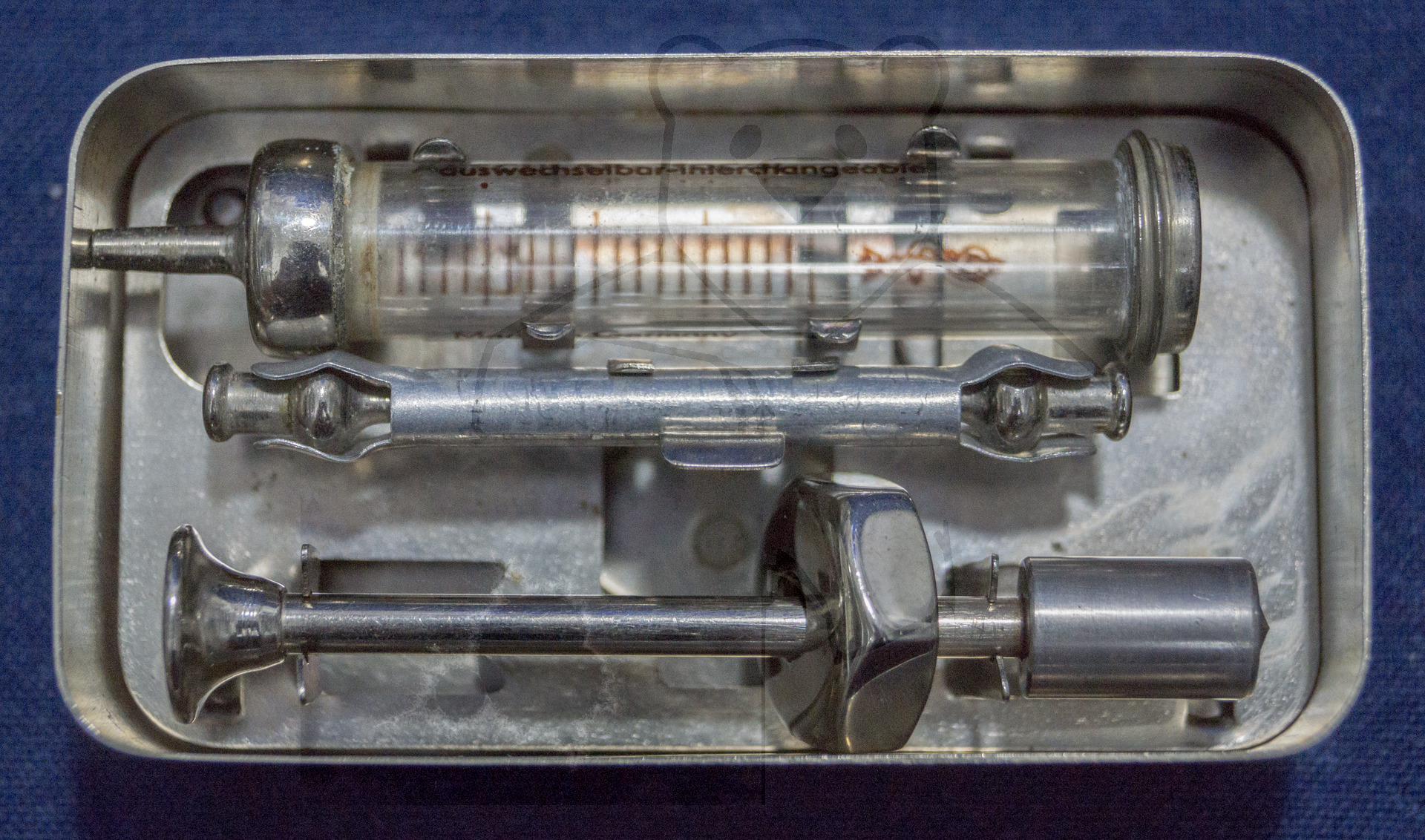 Sterilisierbare Transportbox für 2ml Glasspritzen mit Deckel, Mitte der 1960'er Jahre, Spritze, Kolben und zwei Kanülen in der Box